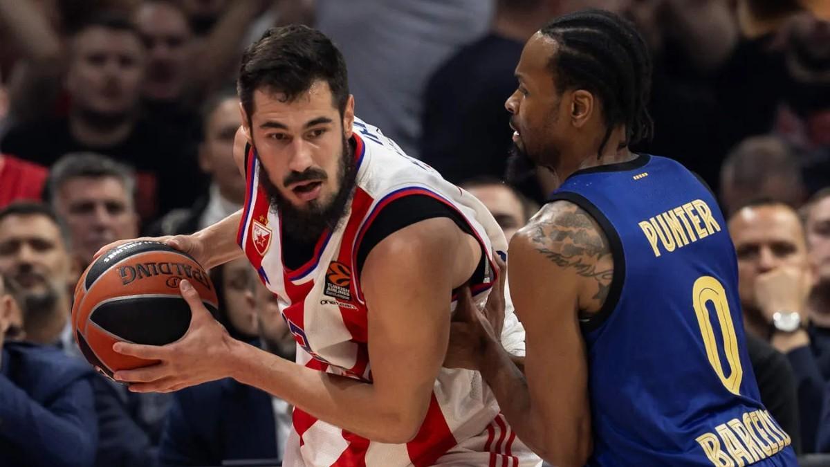 Nikola Kalinic y Kevin Punter, durante el Estrella Roja - Barça de la pasada temporada