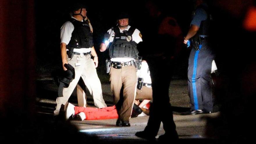 Un herido por arma de bala en Ferguson (Misuri) en el primer aniversario de la muerte de Brown.