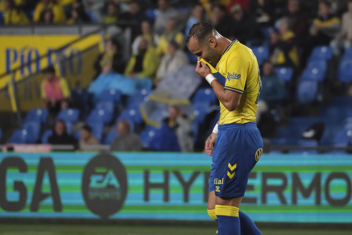 Jesé se recupera de un esfuerzo, en la contienda ante el Albacete.