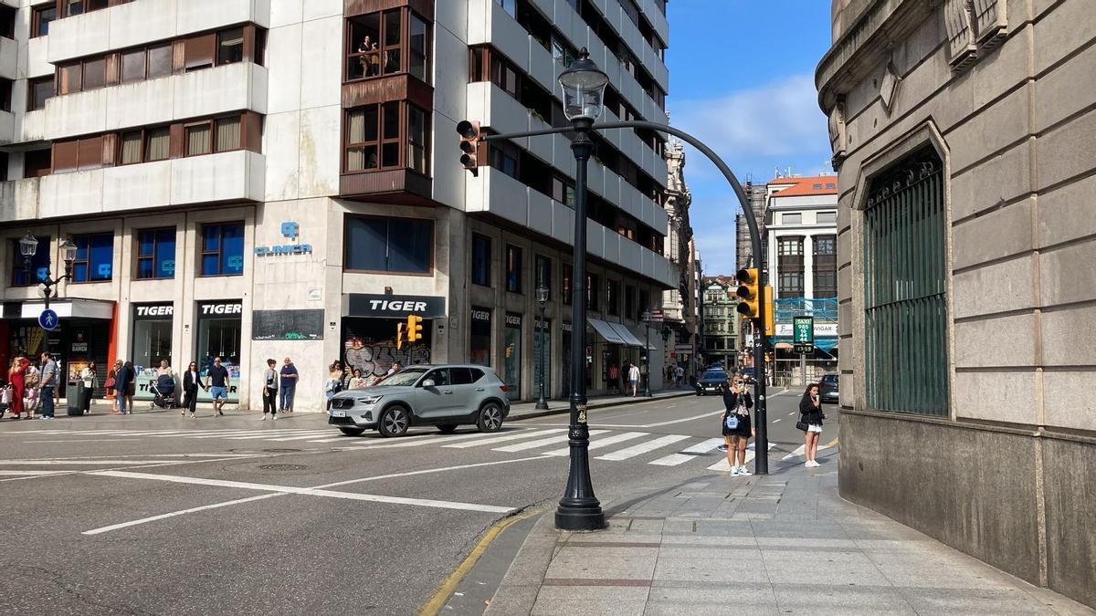 Tráfico con semáforos apagados en la plaza del Carmen de Gijón.