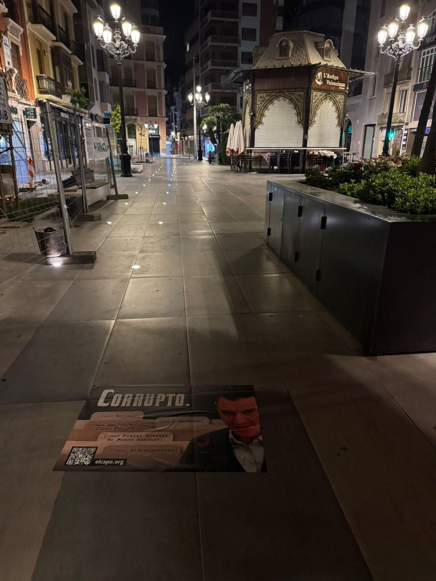 Galería de fotos: Castellón amanece plagada de pancartas en las que se señala a Pedro Sánchez como "corrupto"
