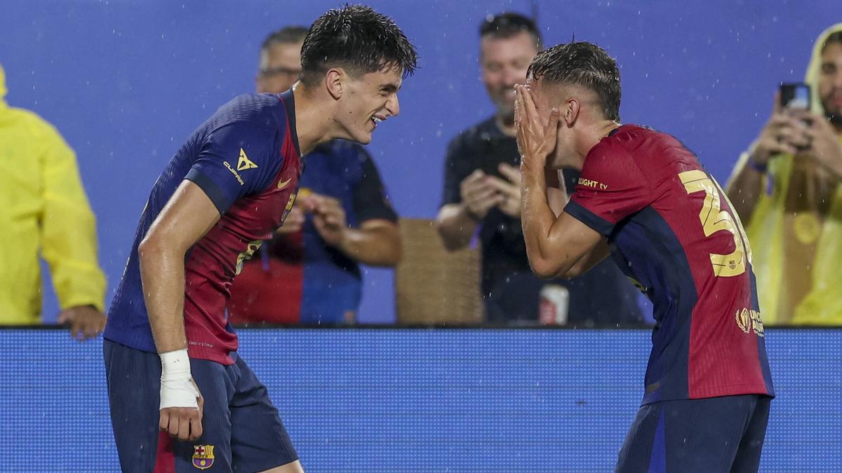 Pau Víctor y Marc Casadó celebran el 1-0, anotado por el primero gracias a una asistencia del segundo.