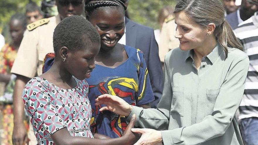 a una joven en Senegal. // Efe