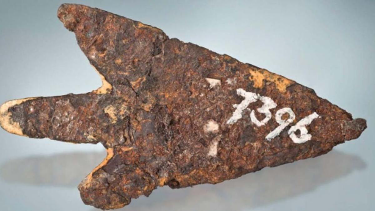 Imagen de la punta de flecha confeccionada con restos de un meteorito.