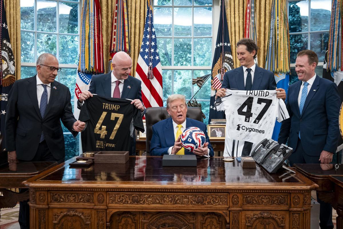 18/06/2025 June 18, 2025, Washington, District Of Columbia, USA: United States President Donald J Trump poses for a photo with Carlos Cordeiro, former president of the US Soccer Federation, left, FIFA president Gianni Infantino, second left, and others after meeting with the Juventus soccer club in the Oval Office of the White House in Washington, DC, US, Wednesday, June, 18, 2025, DEPORTES Europa Press/Contacto/Doug Mills - Pool via CNP