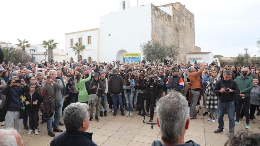 El presidente de Formentera asegura que tiene un informe que «desaconseja» adjudicar los quioscos de playa