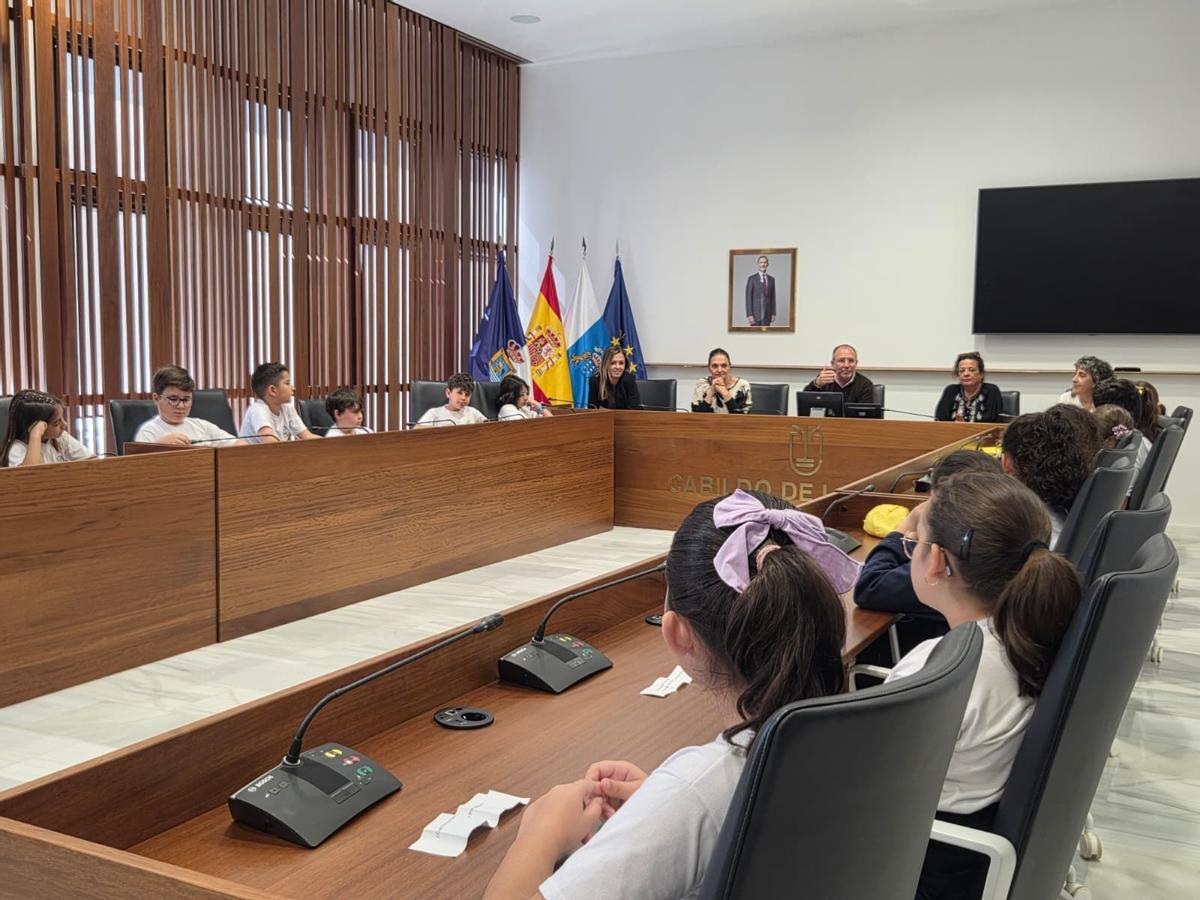 Estudiantes durante la visita al Cabildo de La Palma