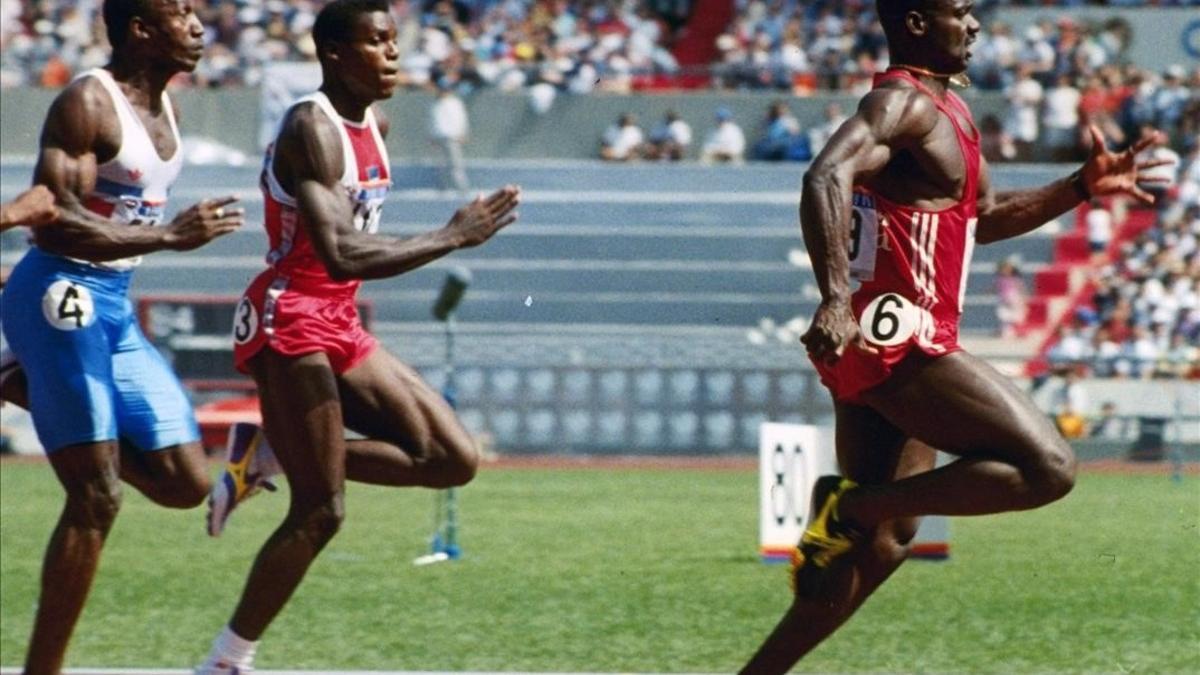 Ben Johnson cruza la meta en la final de Seúl, dos cuerpos por delante de Carl Lewis.