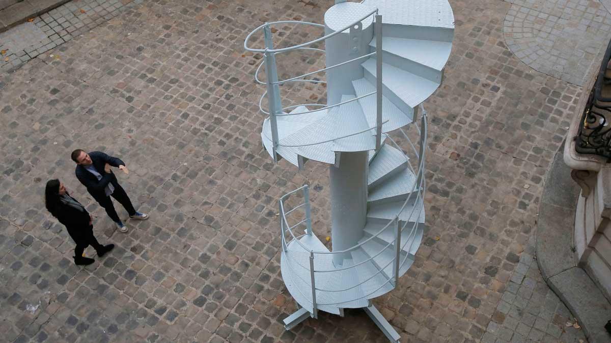 A subasta un tramo de las primeras escaleras de la torre Eiffel