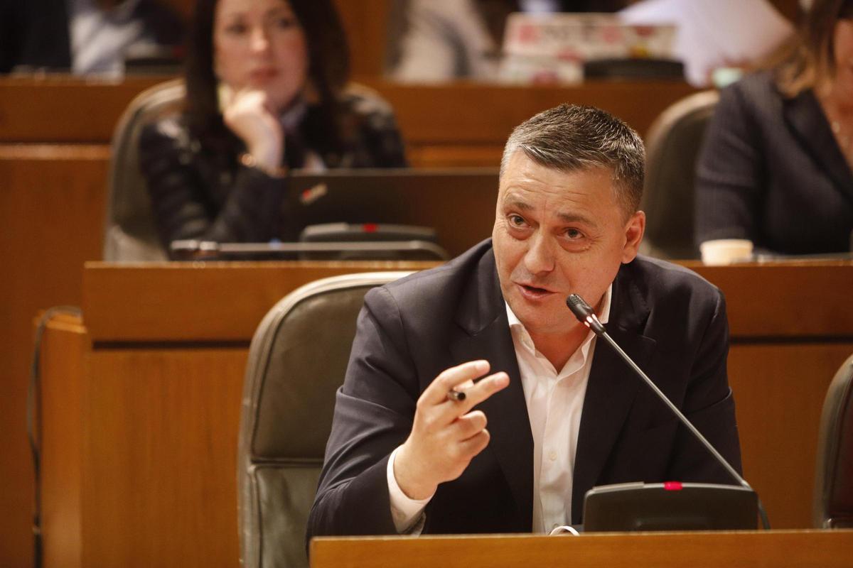 El portavoz socialista, Fernando Sabés, en su respuesta a Azcón.