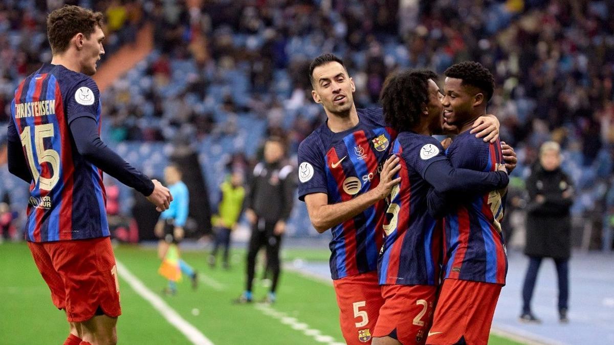 Ansu celebra el gol marcado al Betis en la Supercopa con Koundé, Busquets y Christensen.