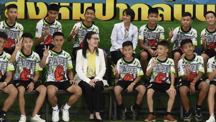 Tailandia concede a tres niños y al entrenador rescatados en la cueva la nacionalidad