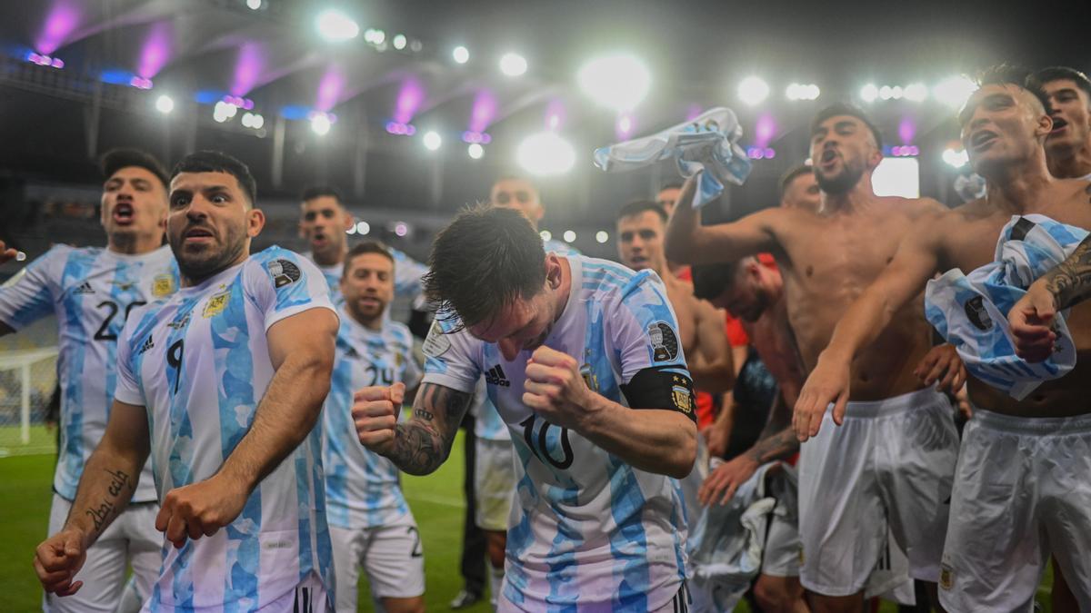 Leo Messi and the rest of the Argentine players celebrate the Copa América title.