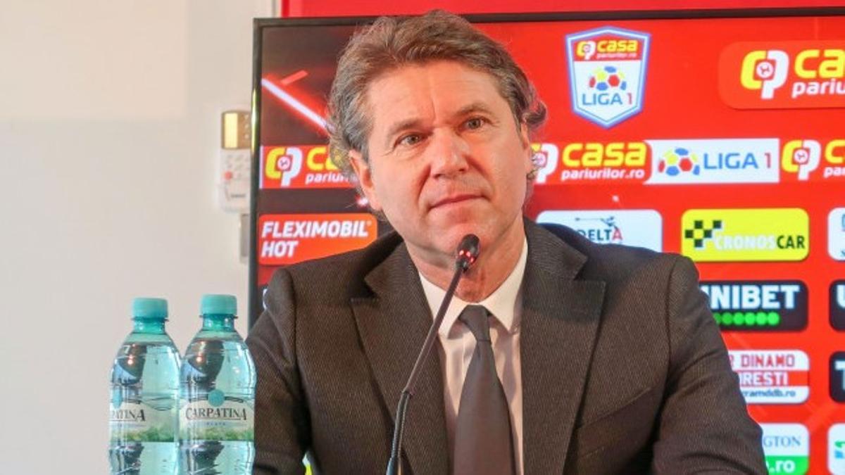 Raducioiu, en una rueda de prensa reciente como ejecutivo del Dinamo de Bucarest.