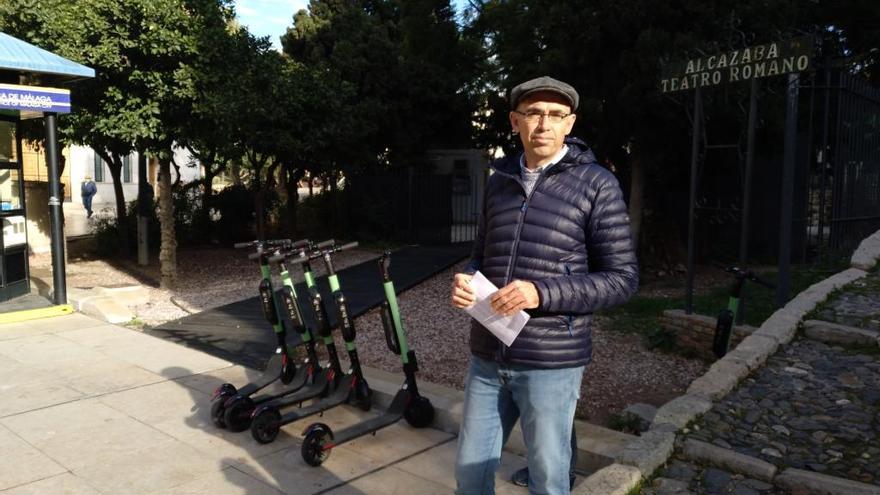 Eduardo Zorrilla, junto a varios patinetes eléctricos a los pies de la Alcazaba.