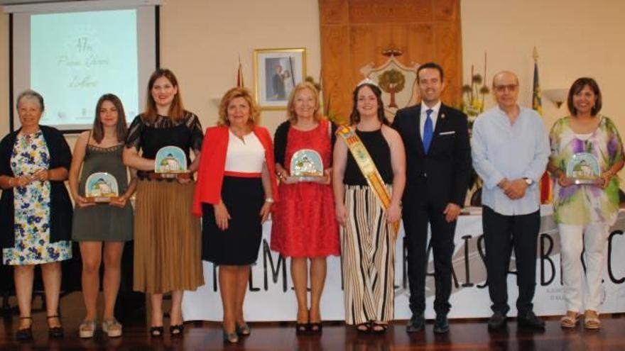 Las ganadoras del certamen, junto a las autoridades locales de Alberic.