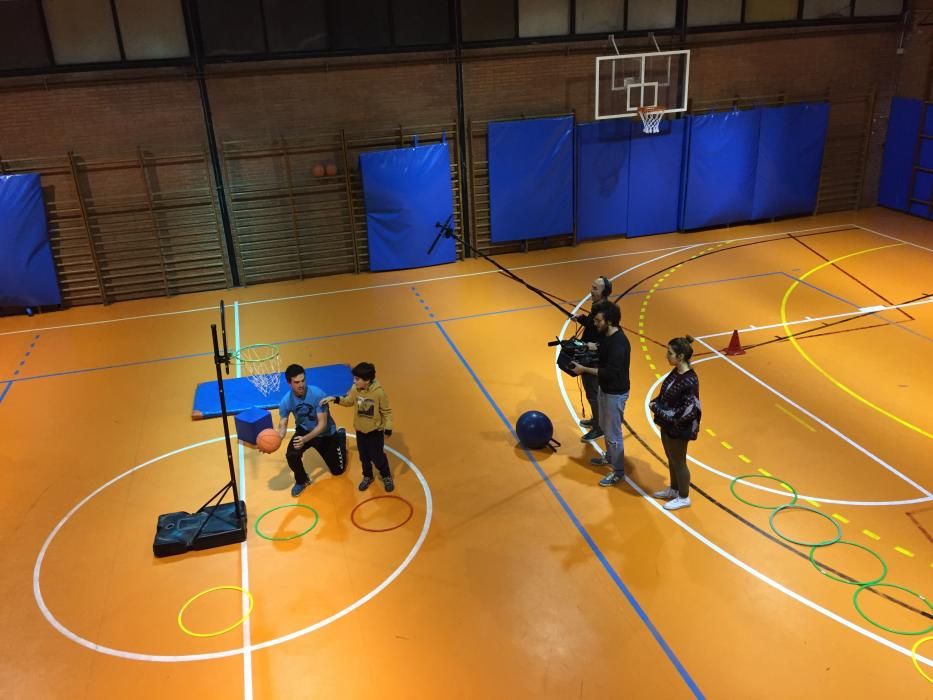 Moment del rodatge del documental, en una pista de bàsquet de Sant Cugat del Vallès en les quals en Marc, un dels dos protagonistes de la pel·lícula, participa en activitats esportives.