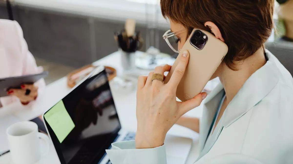 L’ús del mòbil a la feina: una sanció és il·legal si l’empresa no compleix un requisit previ