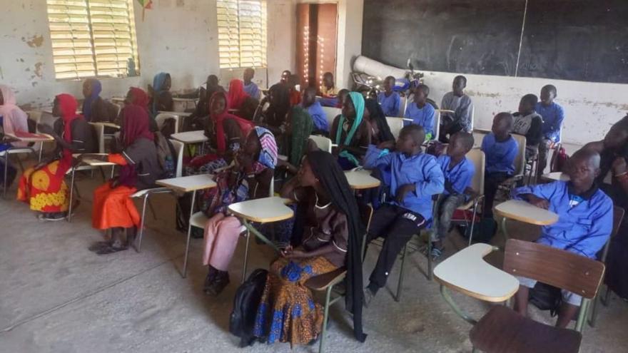 El contenedor solidario de la UNED de Pontevedra lleva equipamiento escolar a Senegal