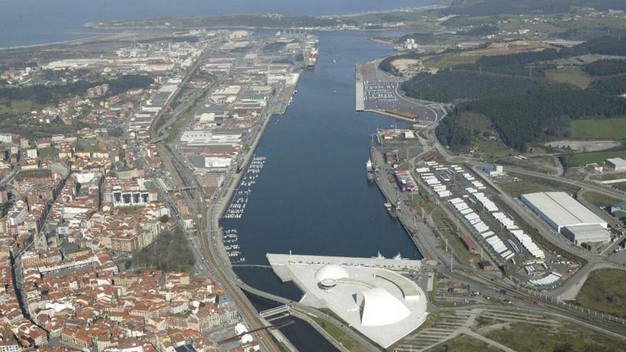 A la derecha, el espacio entre el muelle de ArcelorMittal, en primer término, y el de Valliniello en el que se construirá la explanada para uso logístico.