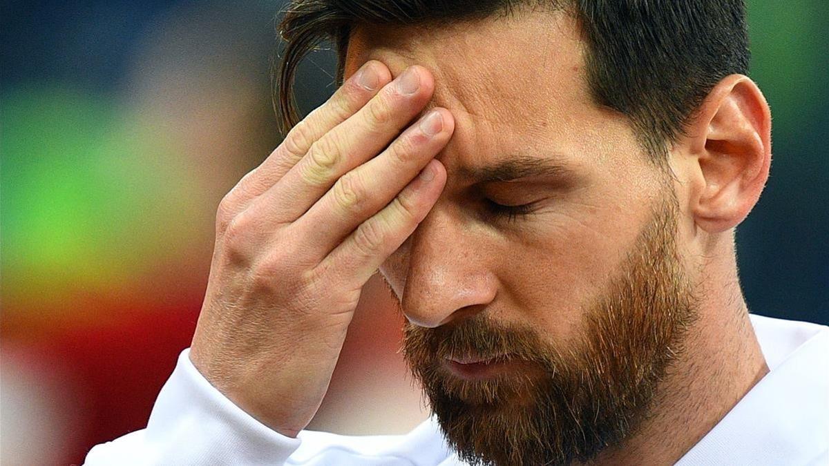 Messi se masajea la frente antes del partido contra Croacia.