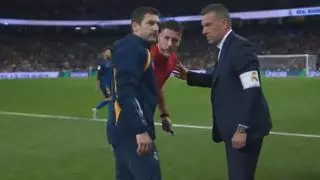 ¡El cuarto árbitro entra para dirigir el Real Madrid - Sevilla!