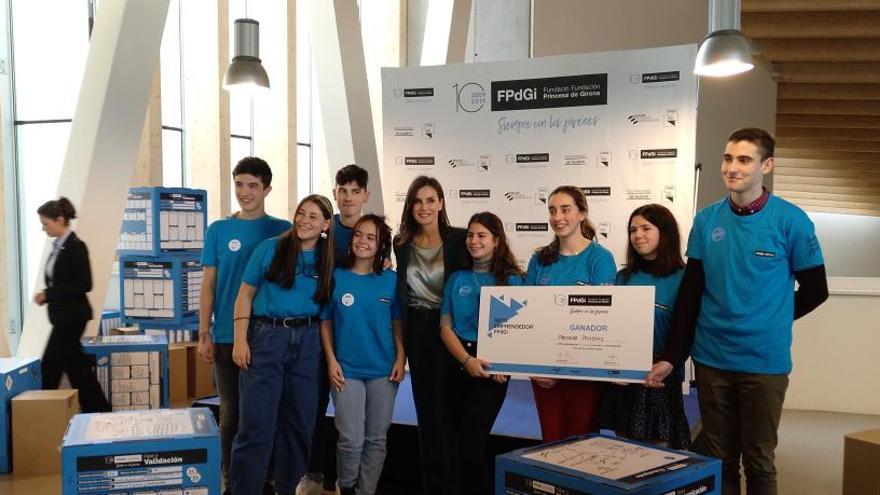 Los finalistas, de los institutos Agra do Orzán y Eusebio da Guarda, ayer, con la reina Letizia, tras el acto.