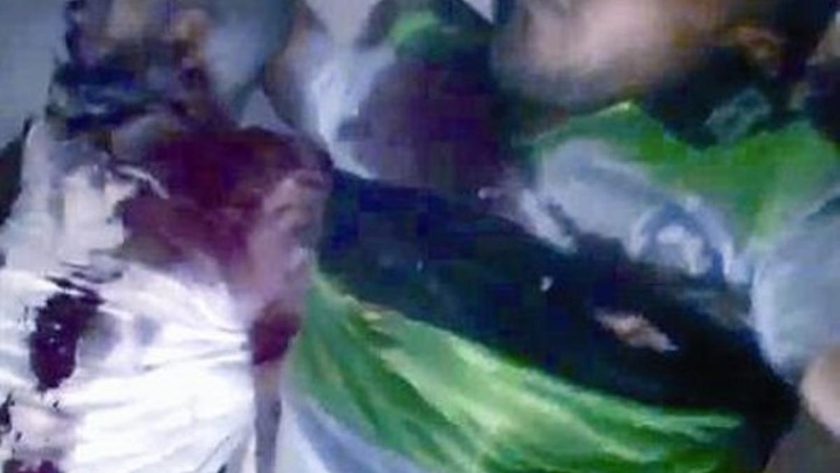 Imágenes extraídas de un vídeo colgado en internet en el que se afirma que los cadáveres pertenecen a víctimas de la matanza de Treimsa.