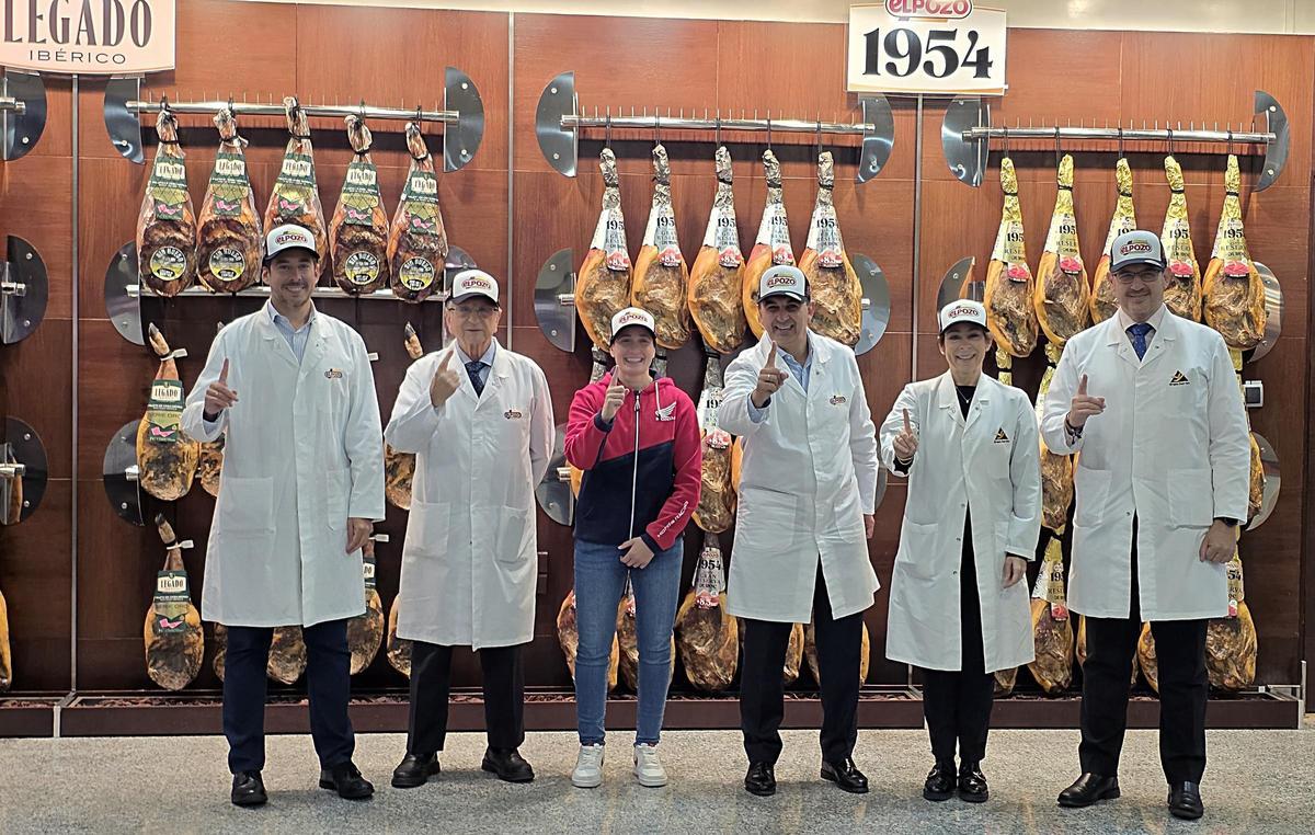 La dirección de El Pozo Alimentación junto a la piloto de motociclismo Ana Carrasco, nueva embajadora de la marca.