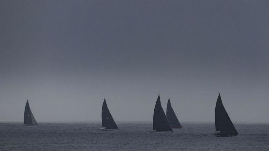 El rey emérito, ayer, durante la regata en la ría.