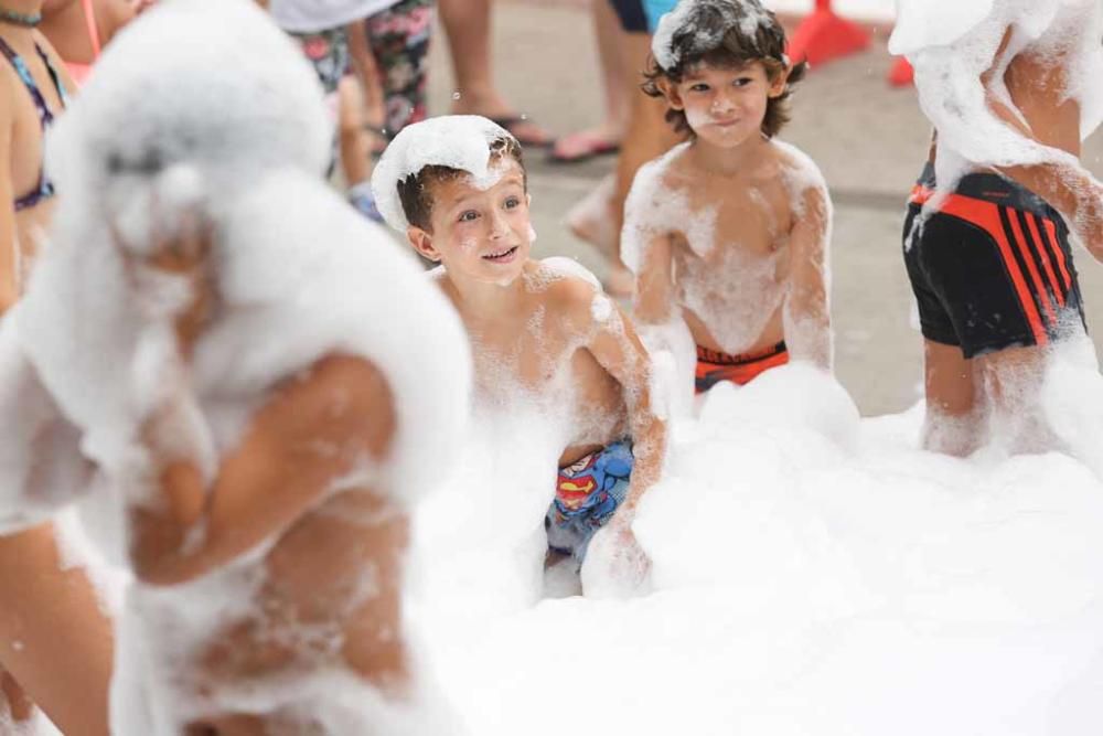 Bañadores, gafas de piscina y chanclas fueron las armas que utilizaron los niños para jugar con las burbujas