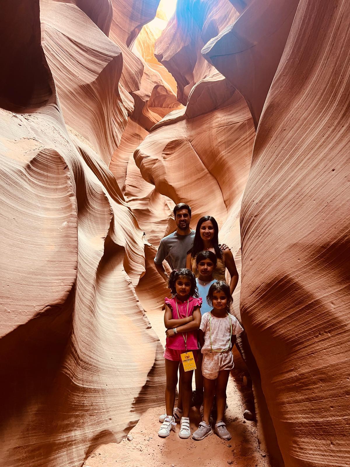 Marina Urbón y Juan Gutiérrez junto a sus hijas.