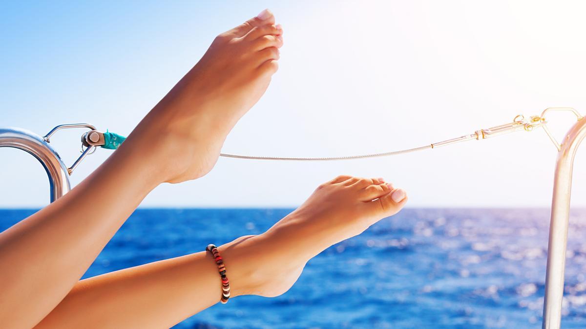 20785710 - closeup on beautiful sexy womens feet on the yacht, carefree vacation, journey on sailboat, happy and healthy lifestyle, pleasure concept