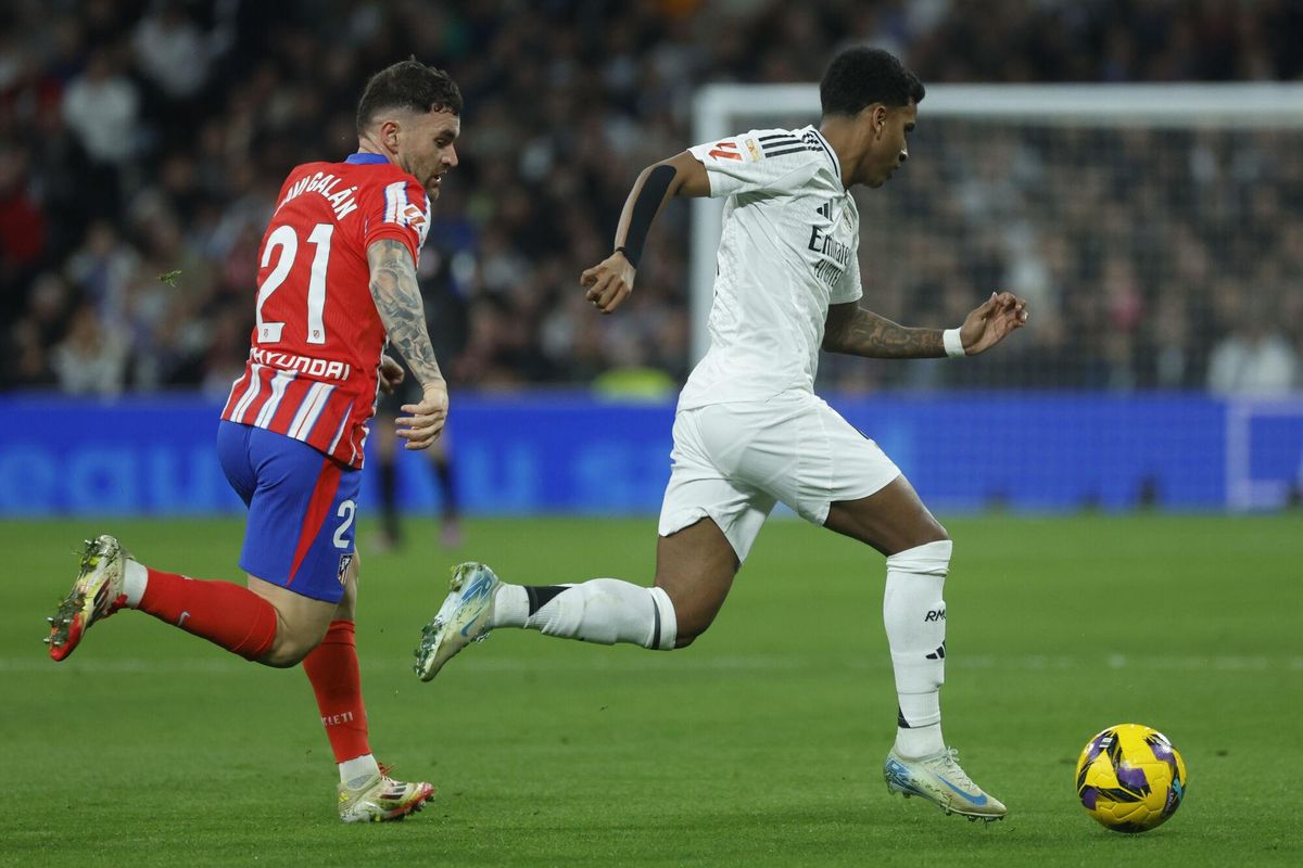 MADRID, 08/02/2025.- El delantero brasileño del Real Madrid, Rodrygo (d), conduce el balón ante el defensa del Atlético de Madrid, Javi Galán, durante el partido de LaLiga de fútbol que Real Madrid y Atlético de Madrid disputan este sábado en el estadio Santiago Bernabéu. EFE/Juanjo Martín.