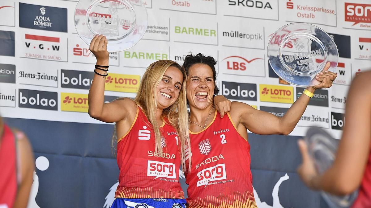 Yosy Silva (izquierda) y Keyla Faria (derecha) celebran su histórica victoria en el Campeonato de Europa de futvóley en Schwabisch Gmund.