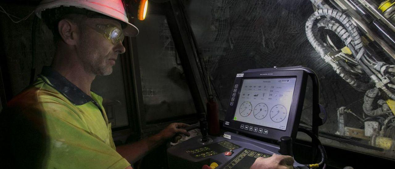 Un operario de Orovalle dirigiendo una máquina de perforación en la mina de El Valle-Boinás. | Irma Collín