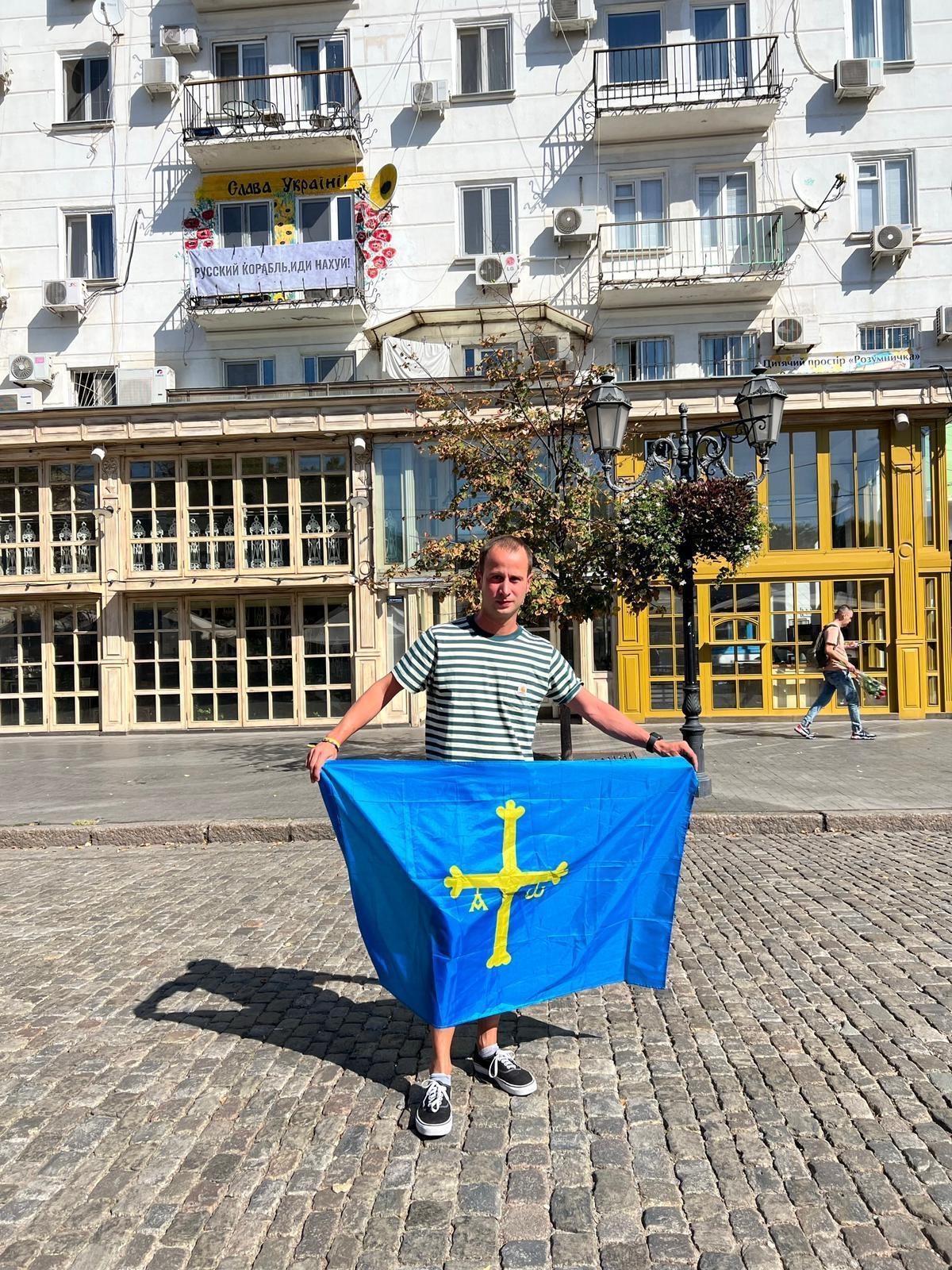 Adrián Lozano, con la bandera de Asturias en Kiev.