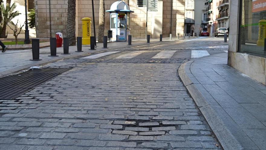 Orihuela repara los adoquines del casco histórico antes de Semana Santa