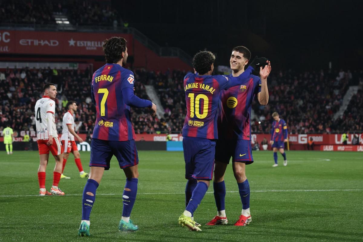 Pau Cubarsí recibe la felicitación de sus compañeros tras marcar al Girona