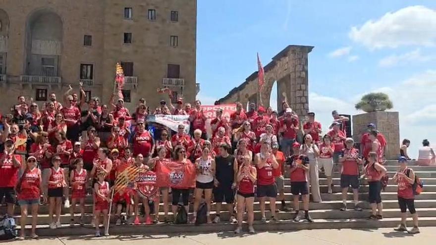 Salutació de la Grada d'Animació a la plaça