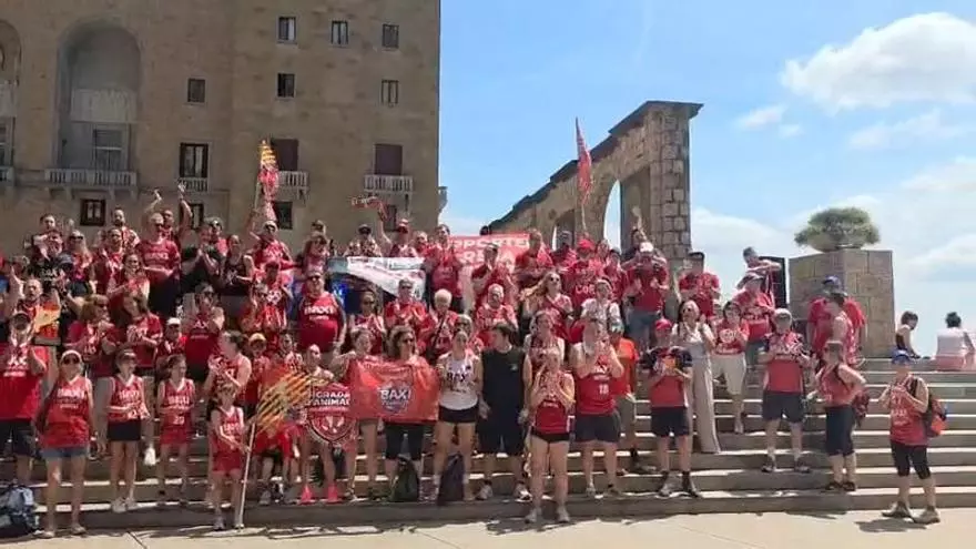 Salutació de la Grada d'Animació a la plaça