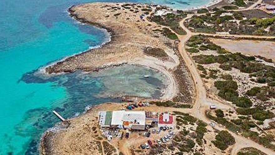 Vista aérea de la zona del Parque Natural de ses Salines en Formentera, con varios restaurantes.