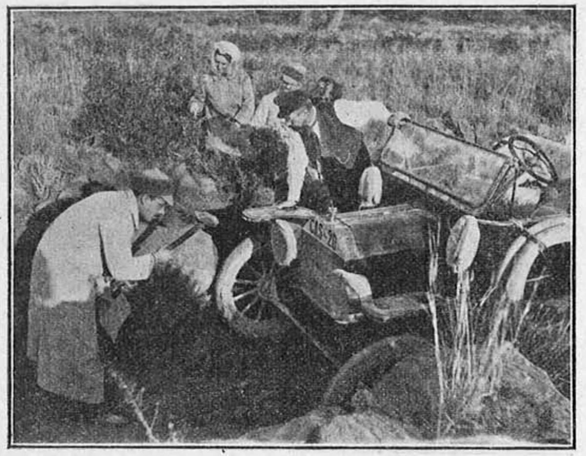 El Ford Touring de Russell Ecroyd avanzando por el abrupto camino de herradura del Desert de les Palmes durante la histórica ascensión de 1913.