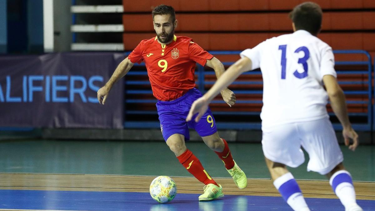 Boyis controla el balón en el partido contra Chipre.