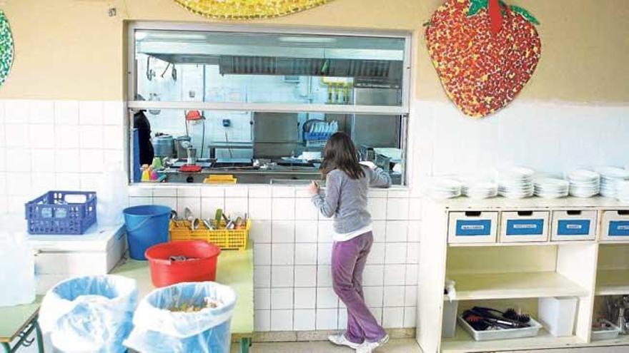 Una alumna en el comedor de un colegio de Palma.