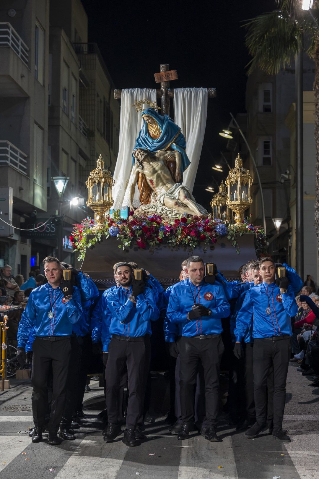 Las quince cofradías de la Semana Santa de Torrevieja recorrieron las calles en Viernes Santo