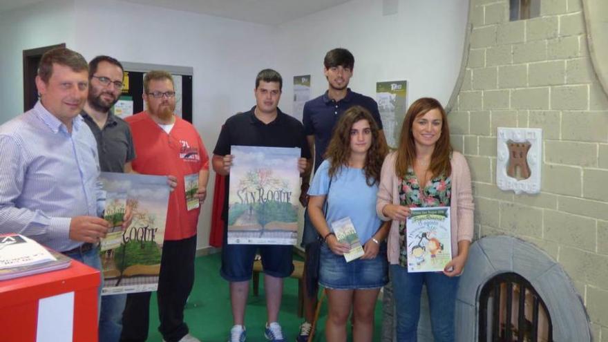 Por la izquierda, José Ramón Feito, Sergio Alonso, Senén González, Santi Rodríguez, Sergio Rodríguez, Carlota Fernández y Raquel González, ante la réplica de la capilla de San Roque.