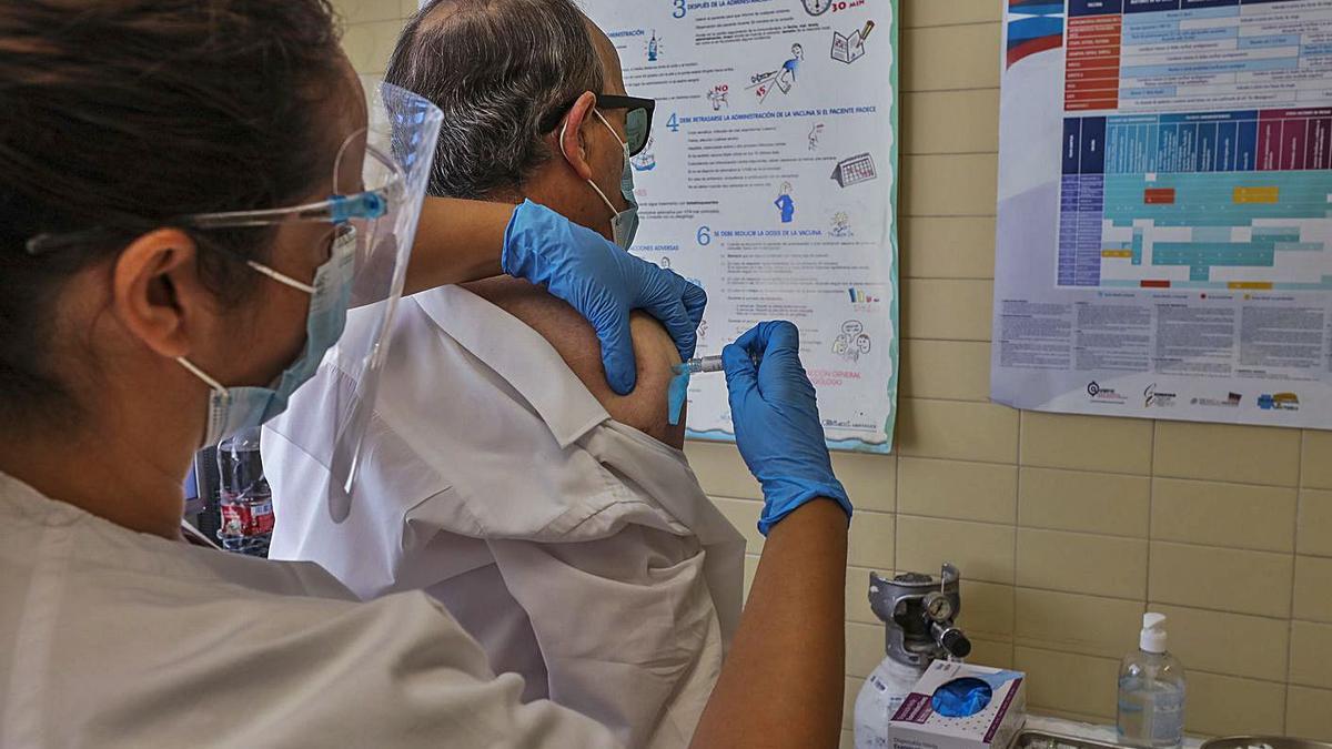 Un paciente se pone la vacuna de la gripe en un centro de la provincia, en imagen de archivo. | ANTONIO AMORÓS