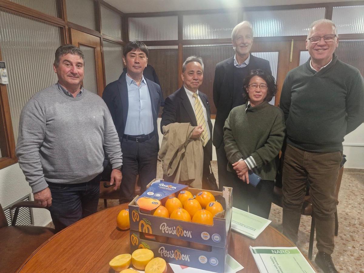 El presidente y el director general de Coagri, con la expedición de Japón que visitó las instalaciones de la cooperativa.