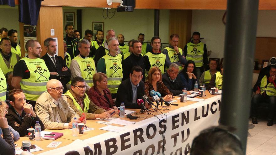 Una imagen del encierro de los bomberos de Málaga.